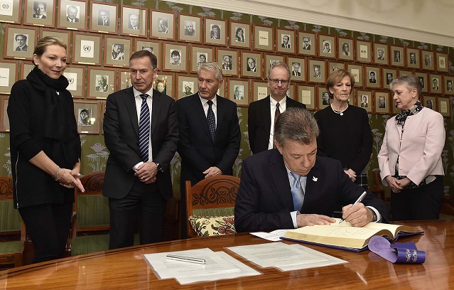 El Presidente Juan Manuel Santos, acompañado por su esposa María Clemencia Rodríguez, firma el libro de invitados y protocolo en el Instituto Nobel, donde el sábado le será entregado el Premio Nobel de Paz 2016.